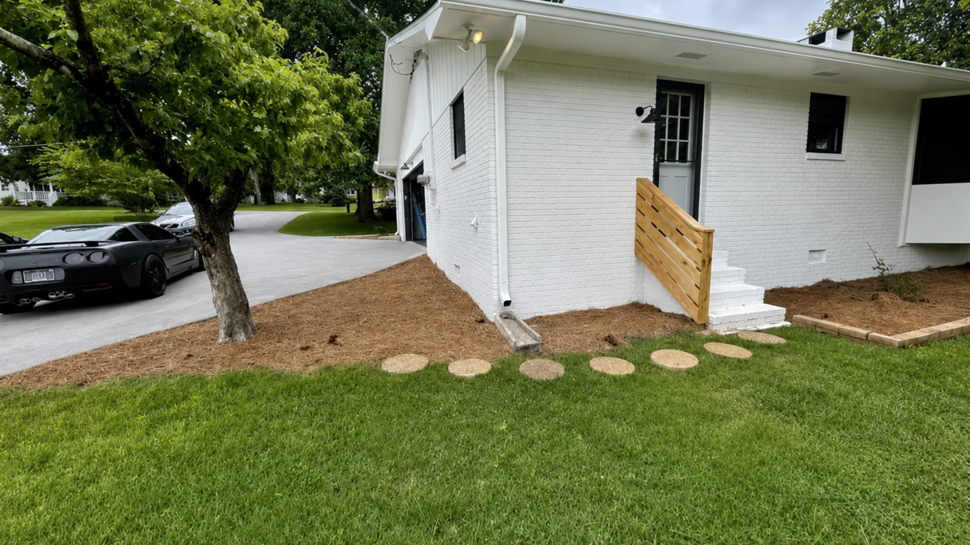 Side yard mulch bed at a white ranch home in Chattanooga, TN maintained by LNK Ventures